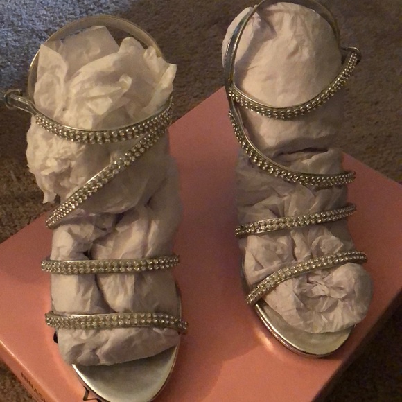 Silver heels - Picture 2 of 3